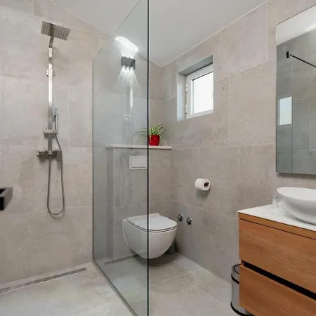 And With Parking Space - 4814 Gostinjska kuća