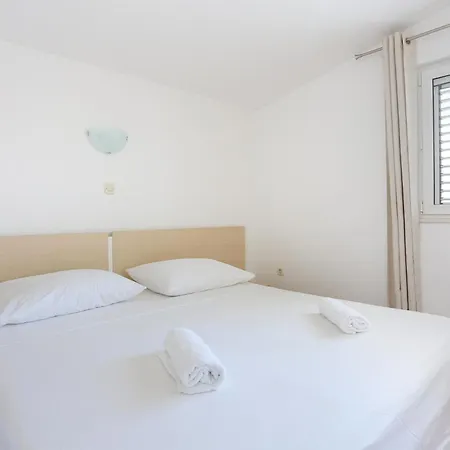 And With Parking Space - 4814 Gostinjska kuća