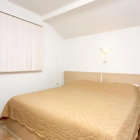 Gostinjska kuća And With Parking Space - 4814