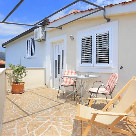 Gostinjska kuća And With Parking Space - 4814 Trogir