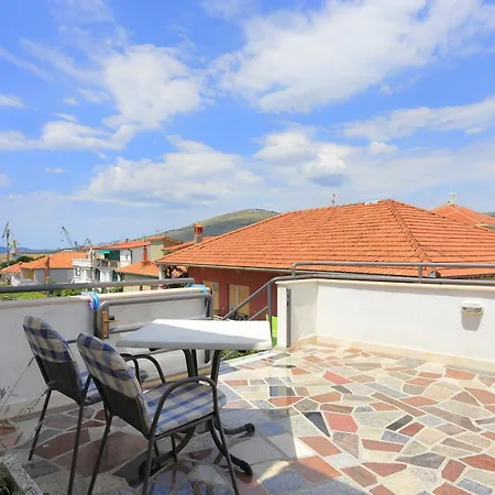 Gostinjska kuća And With Parking Space - 4814 Trogir