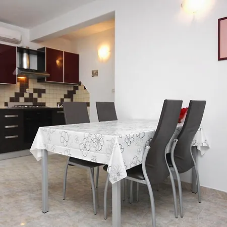 Πανσιόν And With Parking Space - 4814 Τρογκίρ