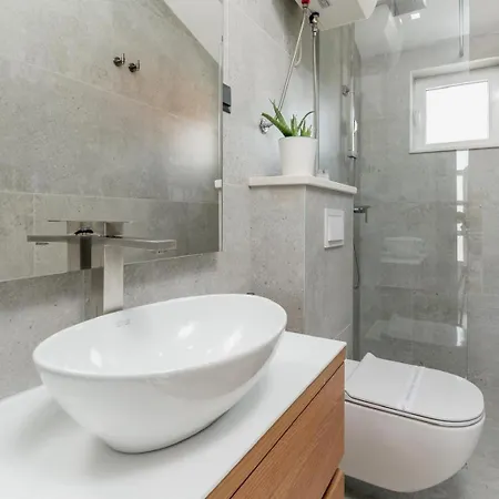 Πανσιόν And With Parking Space - 4814 Τρογκίρ