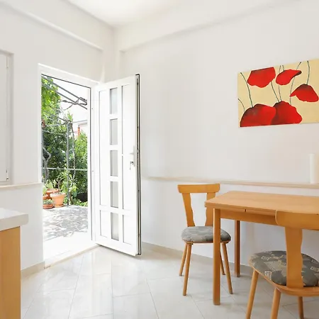 Πανσιόν And With Parking Space - 4814 Τρογκίρ