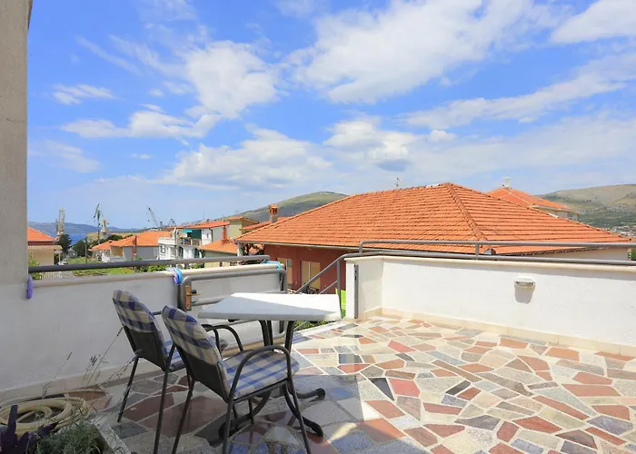 Konukevi And With Parking Space - 4814 Trogir